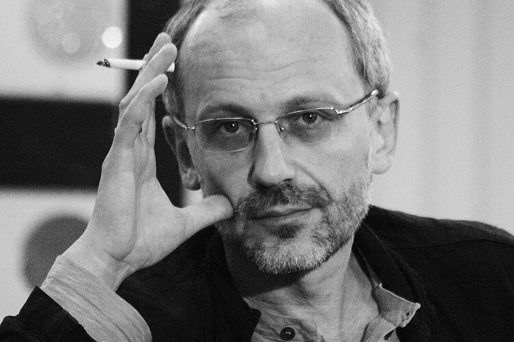 Александр Гарриевич Гордон — российский радио- и телеведущий, киноактёр, кинорежиссёр.

Известен как создатель и постоянный ведущий телепрограмм, в разное время выходивших на М1, ТВ-6, НТВ и ОРТ/«Первом канале». Наиболее известные его проекты — «Гордон», «Гордон Кихот», «Закрытый показ» и «Мужское/Женское».