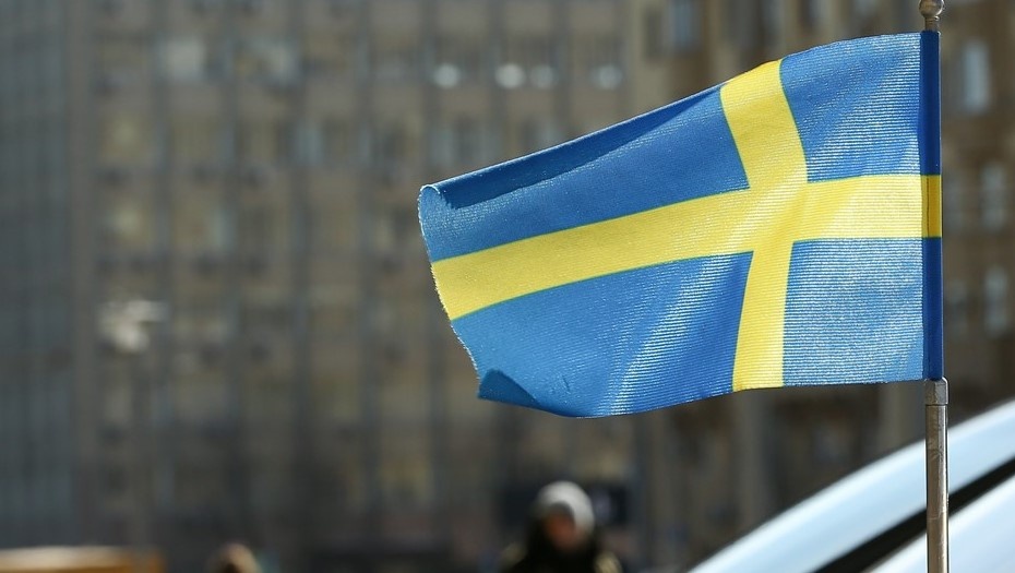    Флаг Швеции на автомобиле. Автор фото: Михаил Терещенко / ТАСС