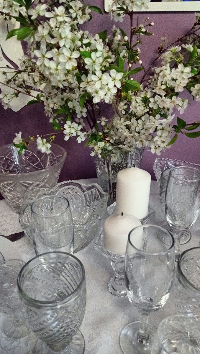 Детали весеннеей сервировки с хрусталем и стеклом. Фото автора