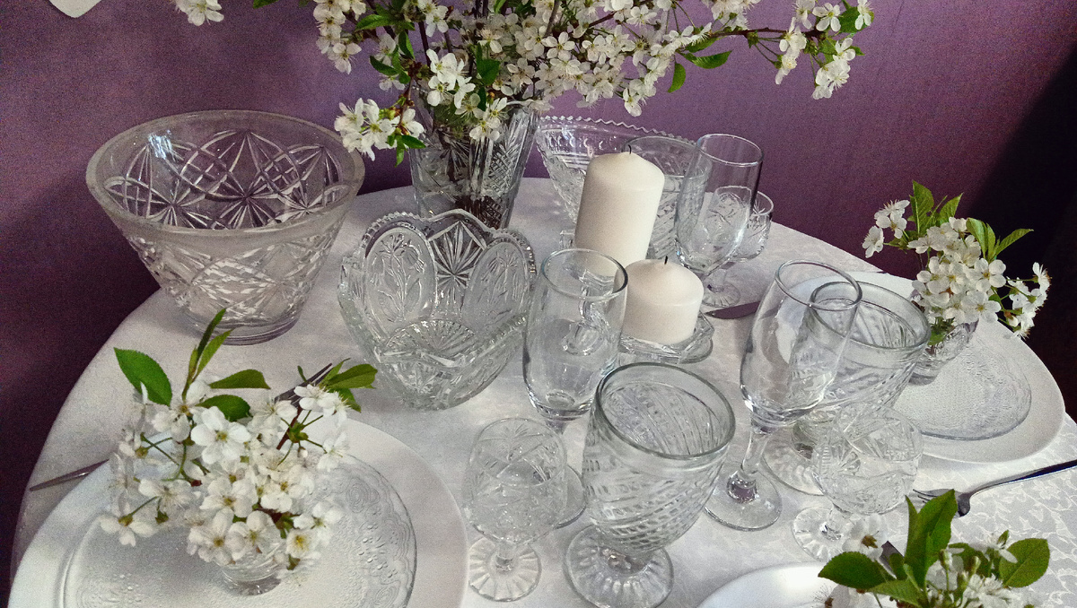 Детали весеннеей сервировки с хрусталем и стеклом. Фото автора