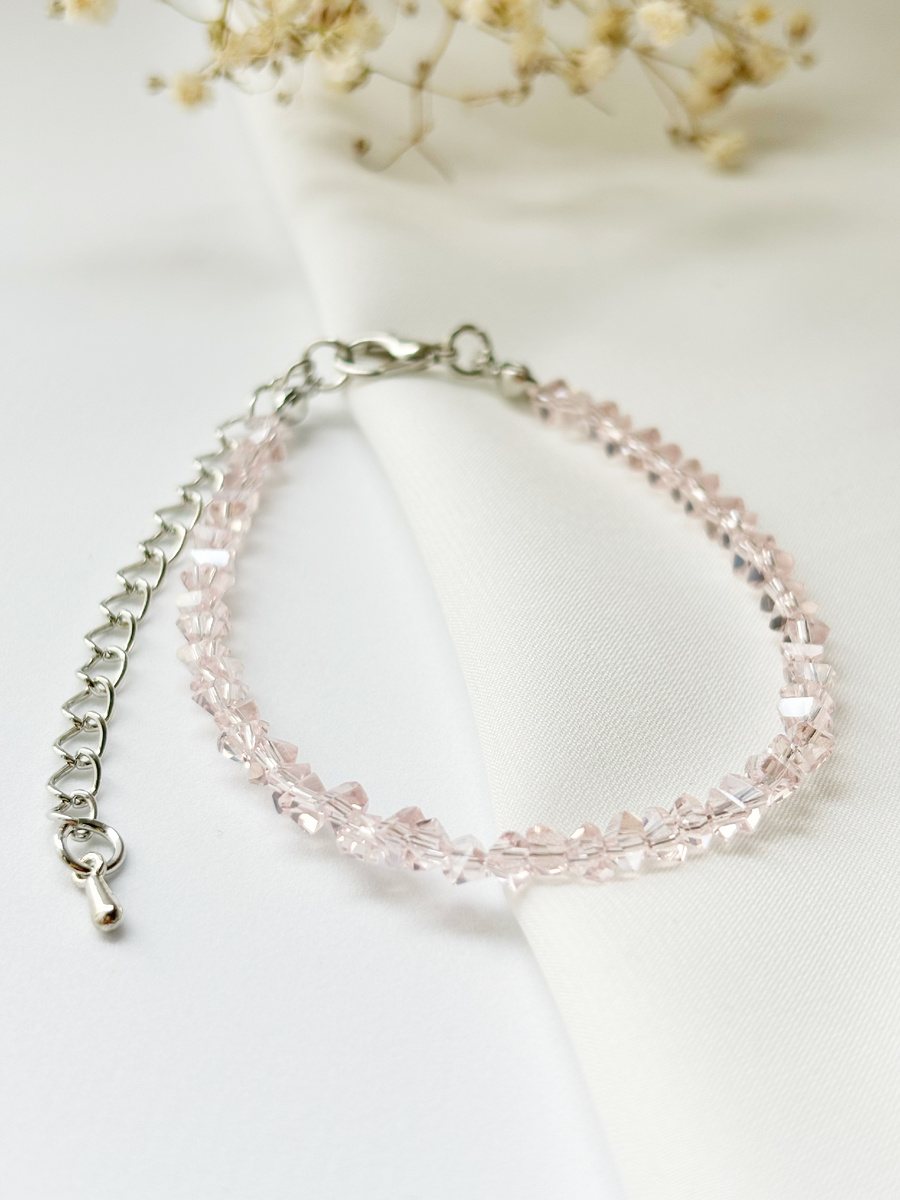 Браслет из горного хрусталя прекрасно сочетается с любым стилем одежды.