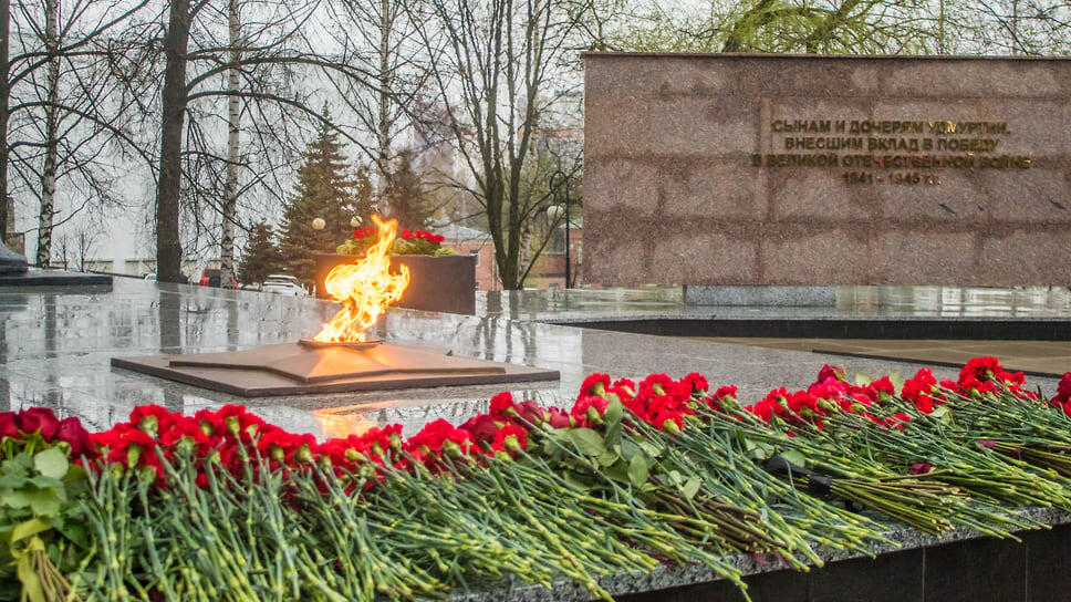 Вечный огонь зажжен вновь после реконструкции Монумента боевой и трудовой славы в Ижевске.📷Фото: Данил Иванов, Коммерсантъ