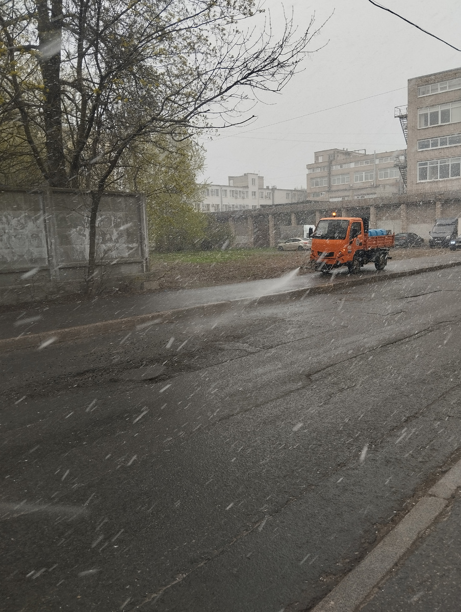 Уборка улицы 26.04.2025 во время снега. 