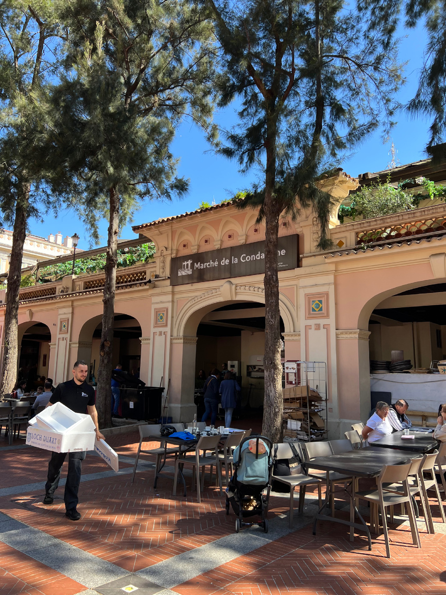 Здание рынка: внутри рестораны и кафе 