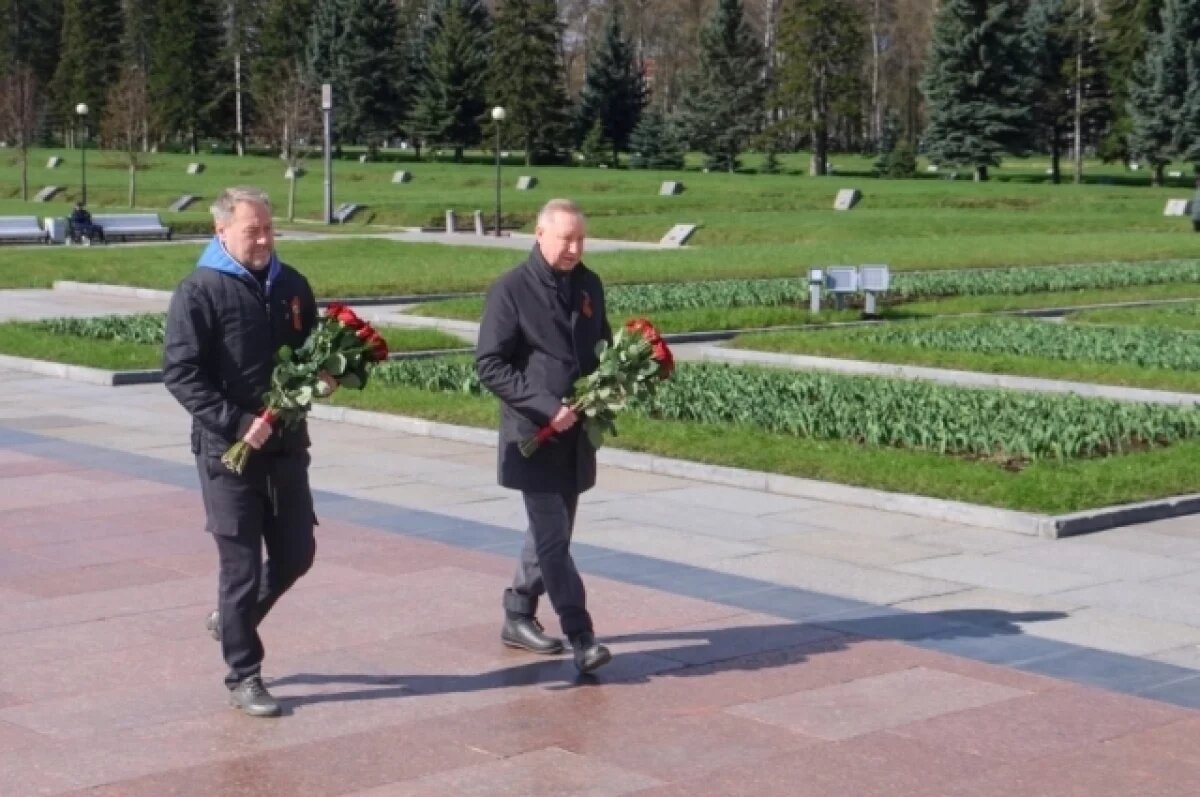    Беглов принял участие в уборке на Пискаревском кладбище