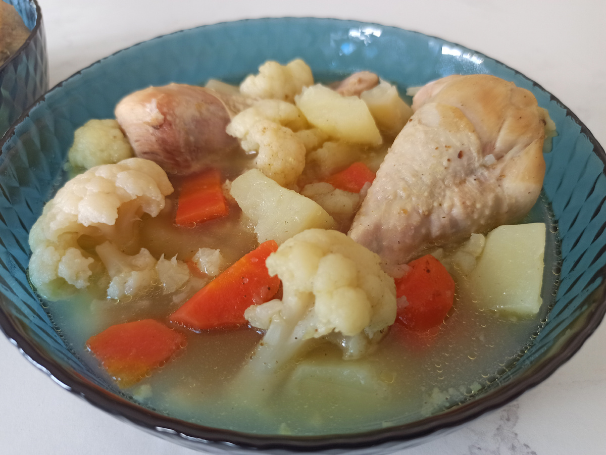 Куриные голени с цветной капустой в мультиварке. Фотографии в статье принадлежат Марии Суровой.