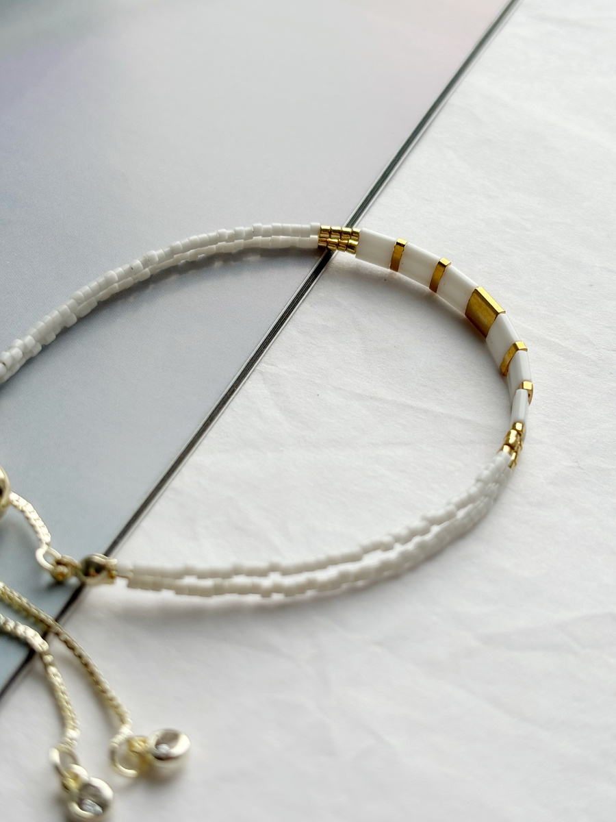 Браслет из японского бисера выполненный из высококачественных японских бусин Miyuki Tila.