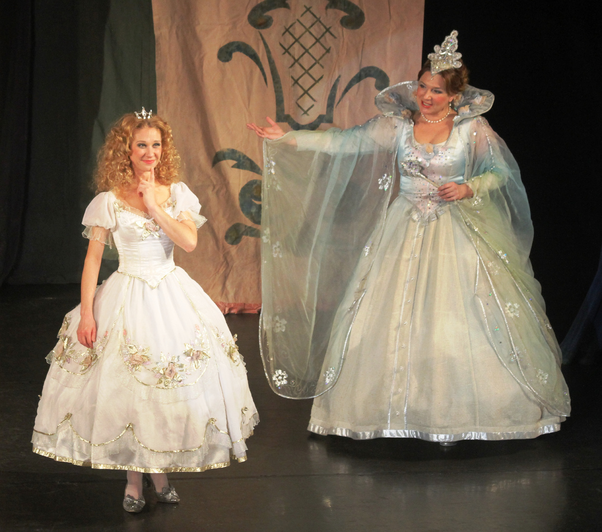 "Золушка", сцена из спектакля. Золушка - Юлия Миронова, Фея - Александра Норец.