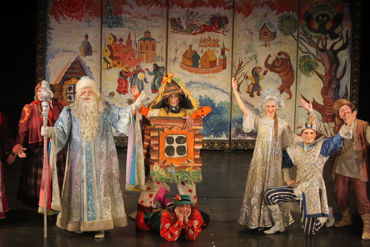 "Морозко", финал спектакля. Морозко - заслуженный артист России Вячеслав Вавилов, Баба-Яга - Борис Батуев, Избушка - Дмитрий Мишкилеев, Настенька - Юлия Миронова, Иван - Кирилл Семенихин, Дедок - Сергей Наумов, 