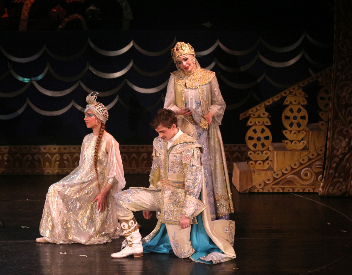 "Сказка о царе Салтане", сцена из спектакля. Царевна Лебедь - Юлия Миронова, царевич Гвидон - Антон Павлов, Царици Мелетриса - Оксана Ильвес.