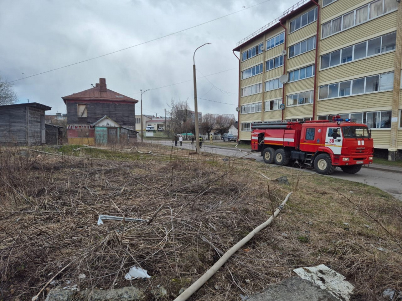    Старые сараи сгорели у многоэтажки в Сортавале38 пожарно-спасательная часть г. Сортавала