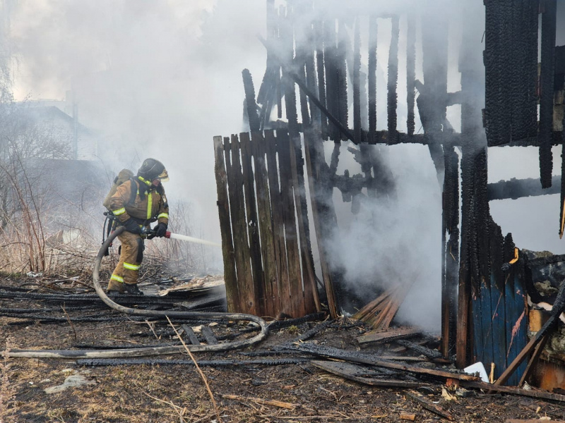    Старые сараи сгорели у многоэтажки в Сортавале38 пожарно-спасательная часть г. Сортавала