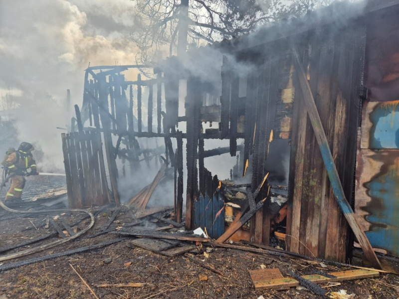    Старые сараи сгорели у многоэтажки в Сортавале38 пожарно-спасательная часть г. Сортавала