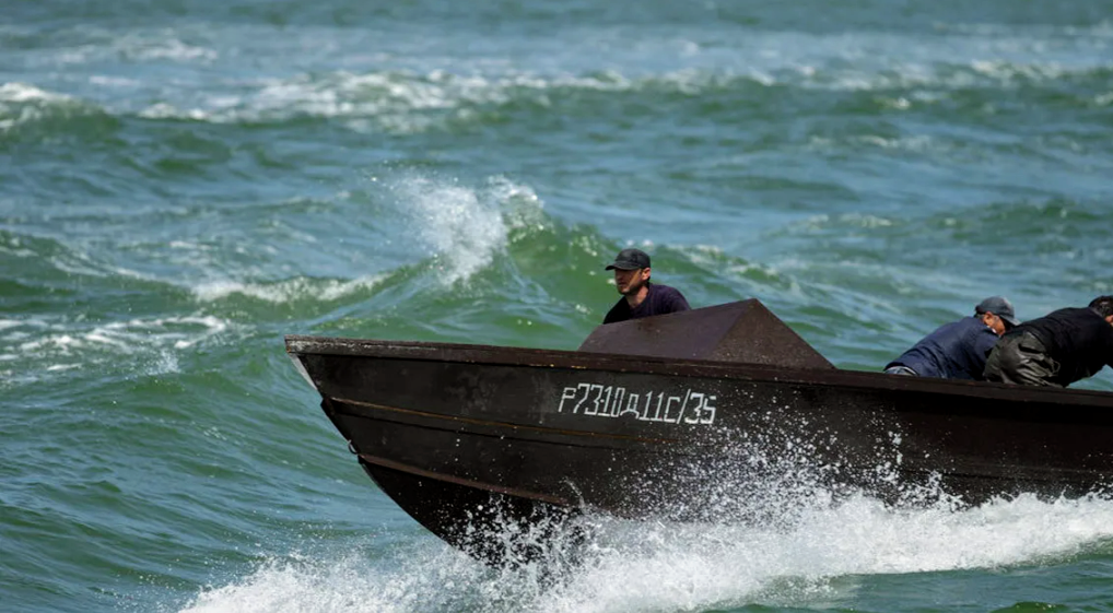 Почти 20 лет назад был у меня опыт работы с браконьерами. В нулевых, после армии работы не было совсем. К тому же жил в сельской местности, Астраханской области. Но была возможность поехать на заработки в Калмыкию на Каспийское море. Браконьеры истребители очень много осетровых пород. Но я видел как они жили, сотни километров степи, ни лесов, не рек. Животноводство тоже крайне сложно,кормовой травы почти нет. Я их не оправдываю, понимаю что ловлей остетровых можно было обойтись лишь для пропитания. Но человеческая алчность не имеет границ. И мы уничтожаем всё под корень, только тогда насытимся! Это печально но факт!