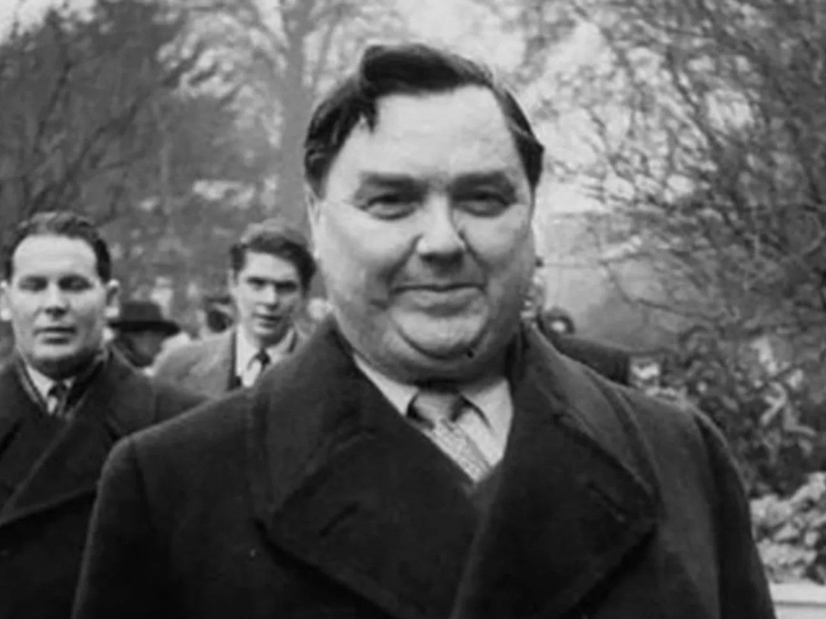 Георгий Максимилианович Маленков (23 ноября (6 декабря) 1901, Оренбург — 14 января 1988, Москва) — советский партийный и государственный деятель, генерал-лейтенант (1943), Герой Социалистического Труда (1943).

В 1920 году Георгий Маленков вступил в РКП(б) и стремительно продвинулся по карьерной лестнице. В конце 1930-х годов вошёл в число ближайших соратников И. В. Сталина. Фото доступное в интернет ресурсах.