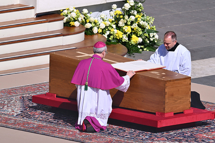    Сегодня на площади Святого Петра в Ватикане в последний путь проводили папу Франциска.   
Фото: © Christoph Reichwein/dpa / www.globallookpress.com