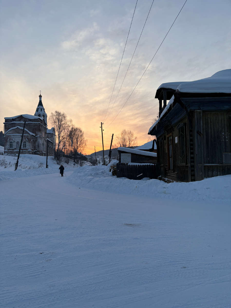 Свято-Троицкий храм и кооперативная лавка - центр села Кын
