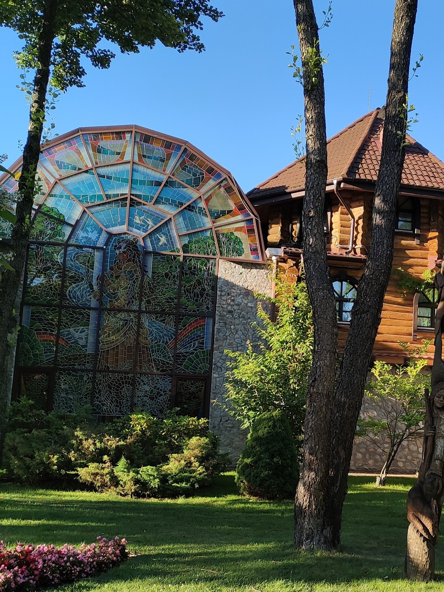 При особой сноровке в приближении вам удастся разглядеть богиню. Фото автора.