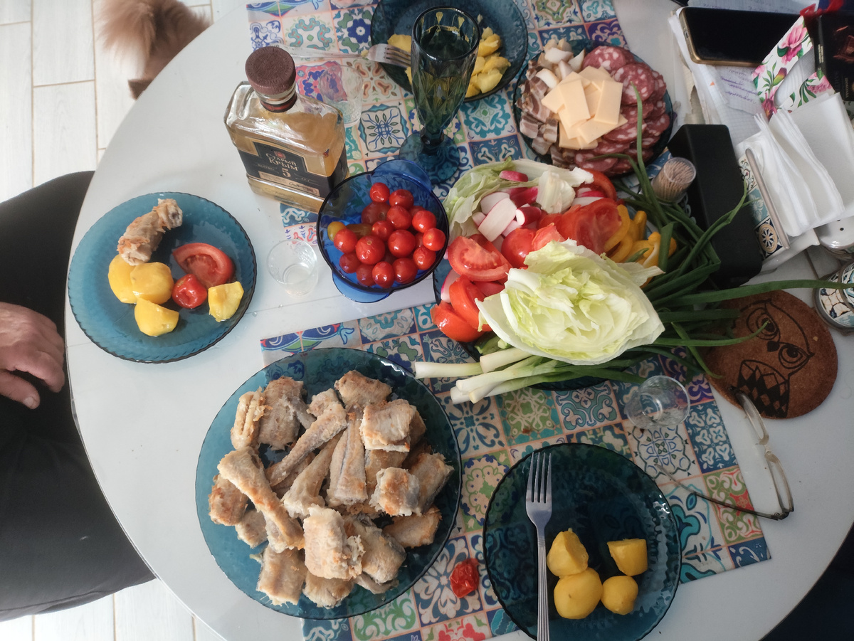 Наш скромный ужин, сдобренный абрикосовкой ))