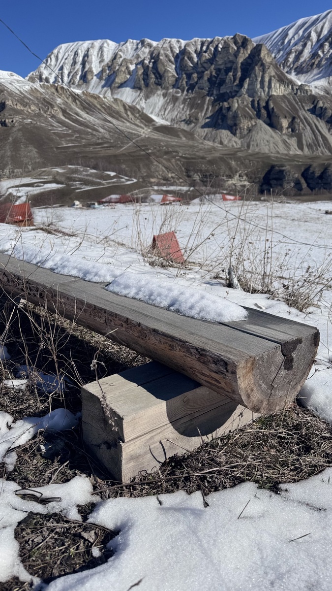 одна из многочисленных лавочек для гостей на тропах вокруг туркомплекса OLD SIVUKH 