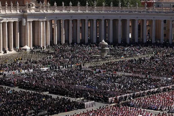 © Getty Images / Dan Kitwood
Общий вид площади Святого Петра во время похорон Папы Франциска