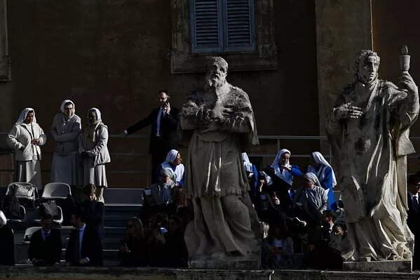 © Getty Images / Antonio Masiello
Монахини собираются во время похорон Папы Франциска на площади Святого Петра