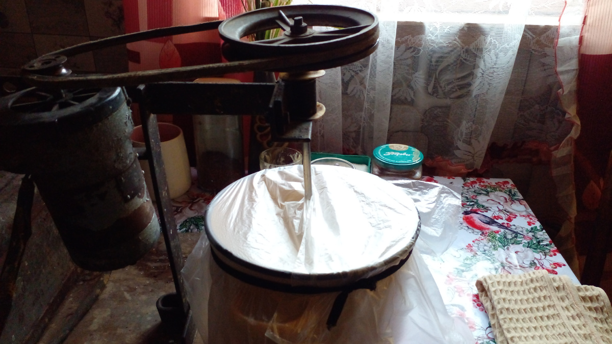 В кастрюле сметана.