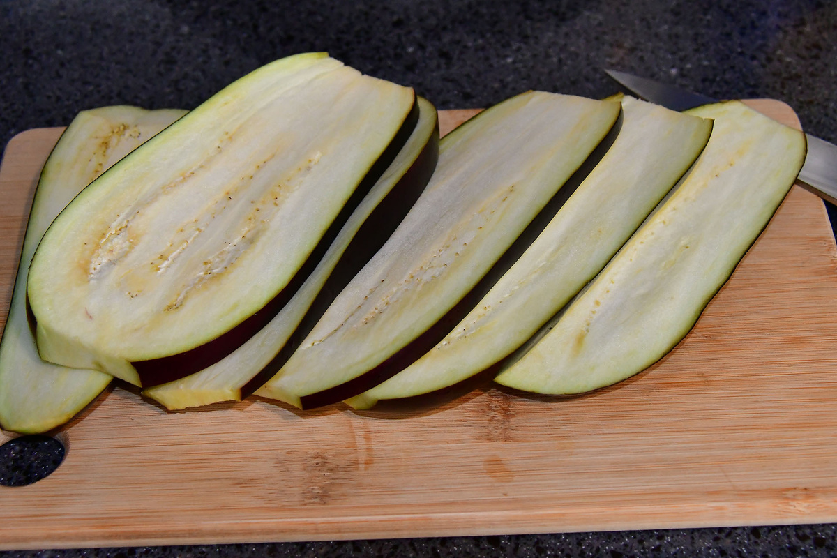 Нарезаем баклажан на полоски