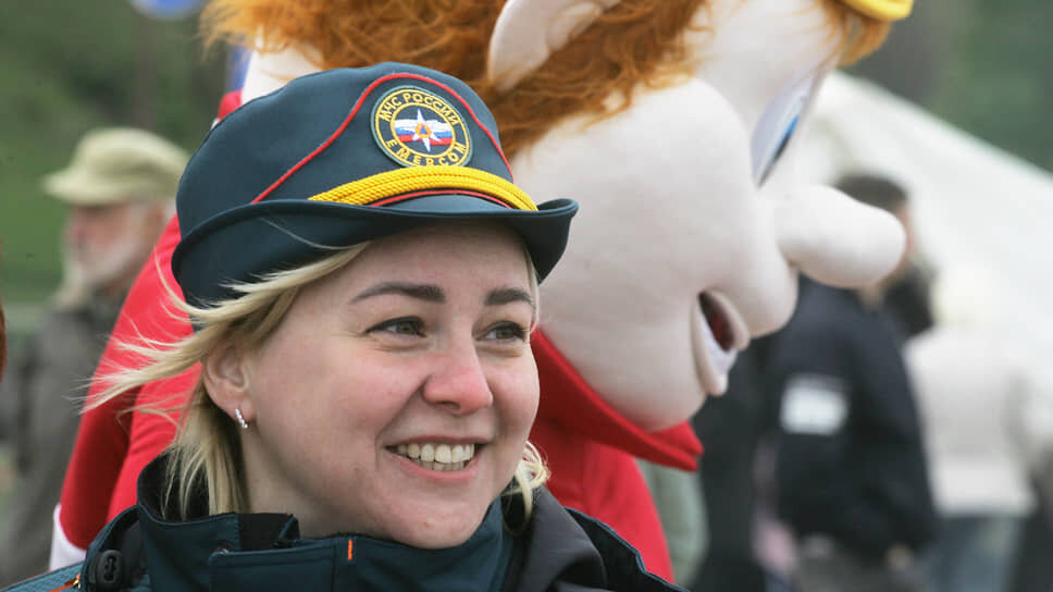 Сотрудница МЧС с аниматором.📷Фото: Роман Яровицын / Коммерсантъ