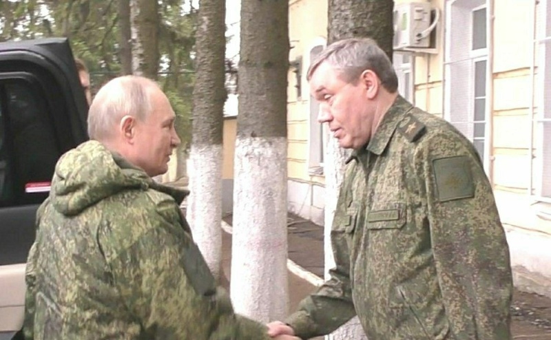    Владимир Путин и Валерий Герасимов. Фото: Kremlin Pool/Globallookpress