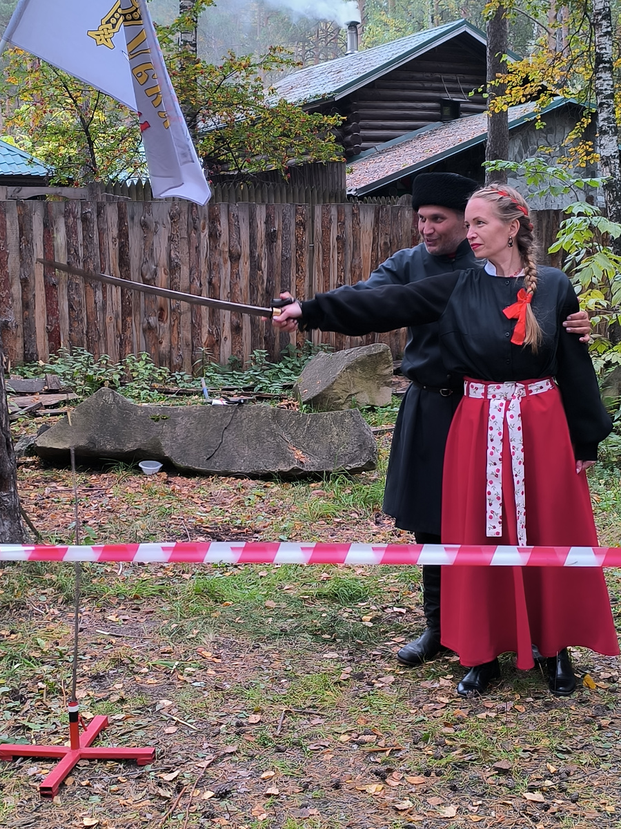 Седьмой Межрегиональный фестиваль казачьих боевых исскуств "Казачья сталь" в "Строгановском городке" на озере Шарташ 2024 год. Мастеркласс по рубке лозы шашкой. Фото автора © Ю.А. Карачев 2024 год, Сайты: ykarachev.ru Фото и Жизнь. приобрести фото можно на https://lori.ru/Karachev