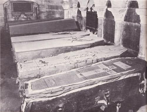 Крипта. Старая гробница Людовика XVI и Марии Антуанетты.Из свободных источников интернета