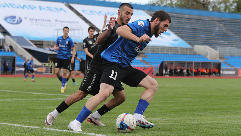    Футболисты «Динамо» в Ставрополе уступили лидерам соревнований из команды «Кубань Холдинг»  Фото: Дмитрий Ахмадуллин / / ИА «Победа26»