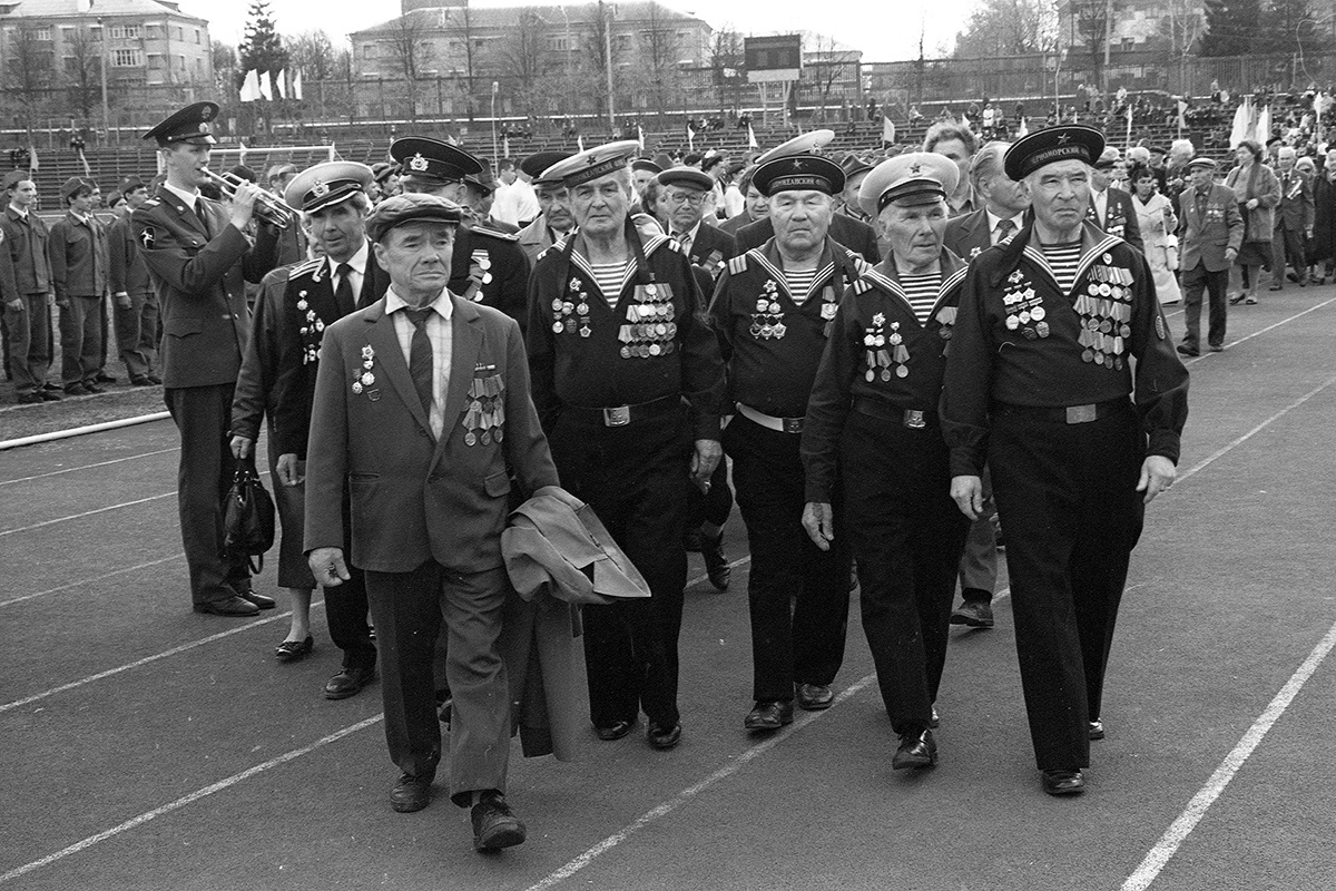 © Валерий Железняков, из серии «Дух Победы», "Ветераны ВОВ". Стадион "Олимпийский", Чебоксары, 90-е годы  