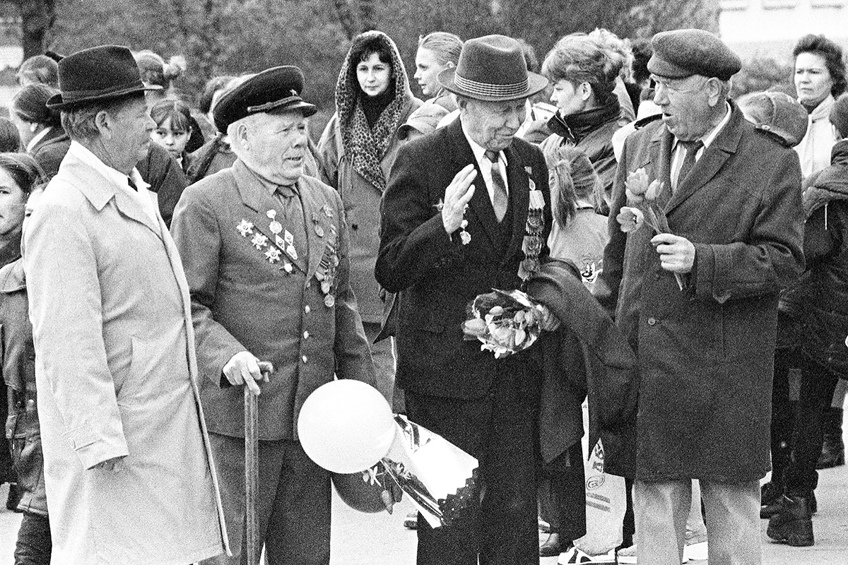 © Валерий Железняков, из серии «Дух Победы». "Встреча ветеранов в сквере В.И. Чапаева", Чебоксары, 90-е годы 