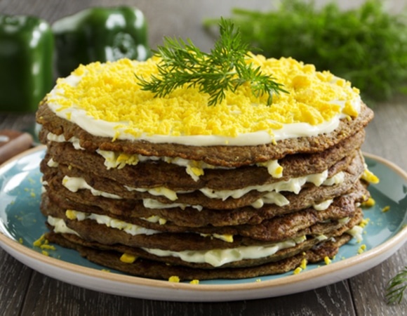 Рецепт печеночного торта из куриной печени на сметане с огурцом