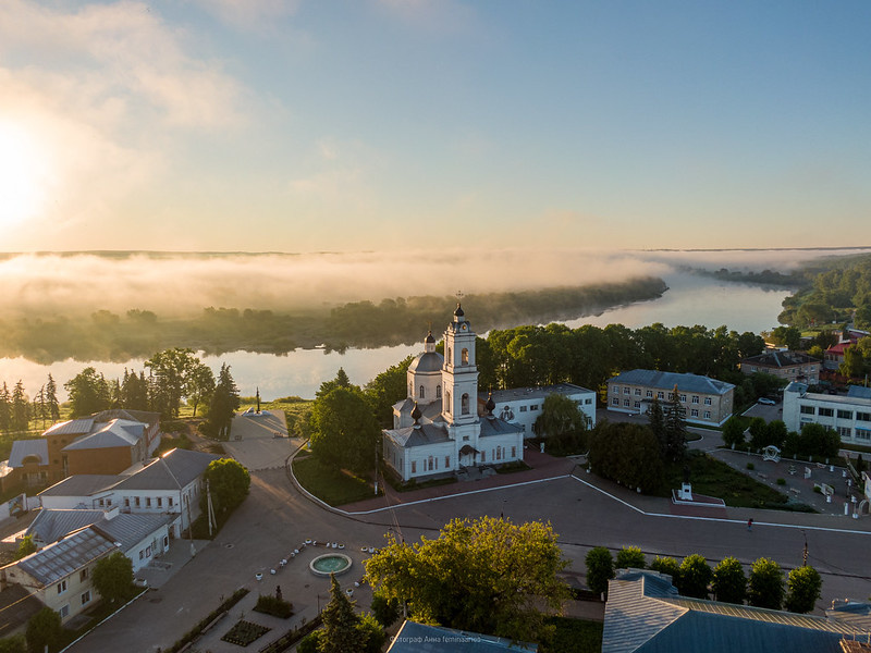 Древний город Таруса на Оке. Замечательное фото из открытых источников. Имя фотографа внизу на фото.