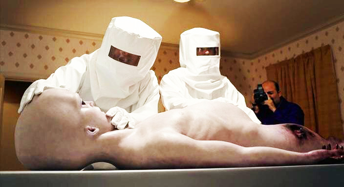 Кадр из фильма «Alien Autopsy». Режиссер: Джонни Кэмпбелл. Производство: Ealing Studios, Fragile Films, N1 European Film Produktions GmbH & Co. KG, Qwerty Films, Warner Bros., Waterfall Studios, Wildgaze Films