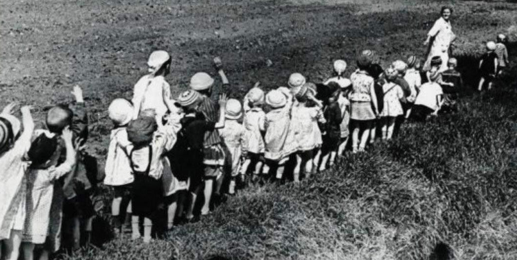 Колонна детей