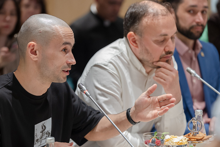    Координатор театральной площадки MOÑ Нурбек Батулла.   
Фото: Мария Зверева, «БИЗНЕС Online»