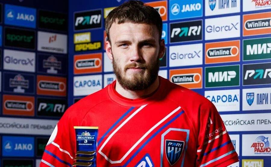 Никита Медведев получил приз лучшему игрока матча "Пари НН" - "Ахмат". Фото: МИР РПЛ