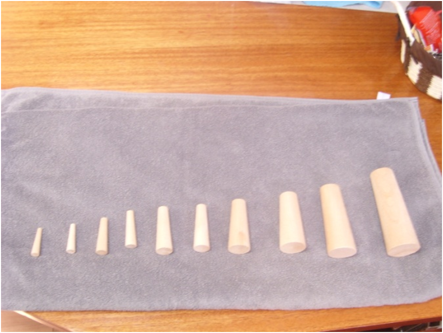 Рис.1 Аварийные конусные пробки из твёрдой древесины (берёза, дуб, бук) разных размеров, при случае помогут заделать небольшую пробоину и пулевое отверстие. Предпочтительнее бук, он пластичен в обработке, строгании и подгонке, и хорошо разбухает от воды.