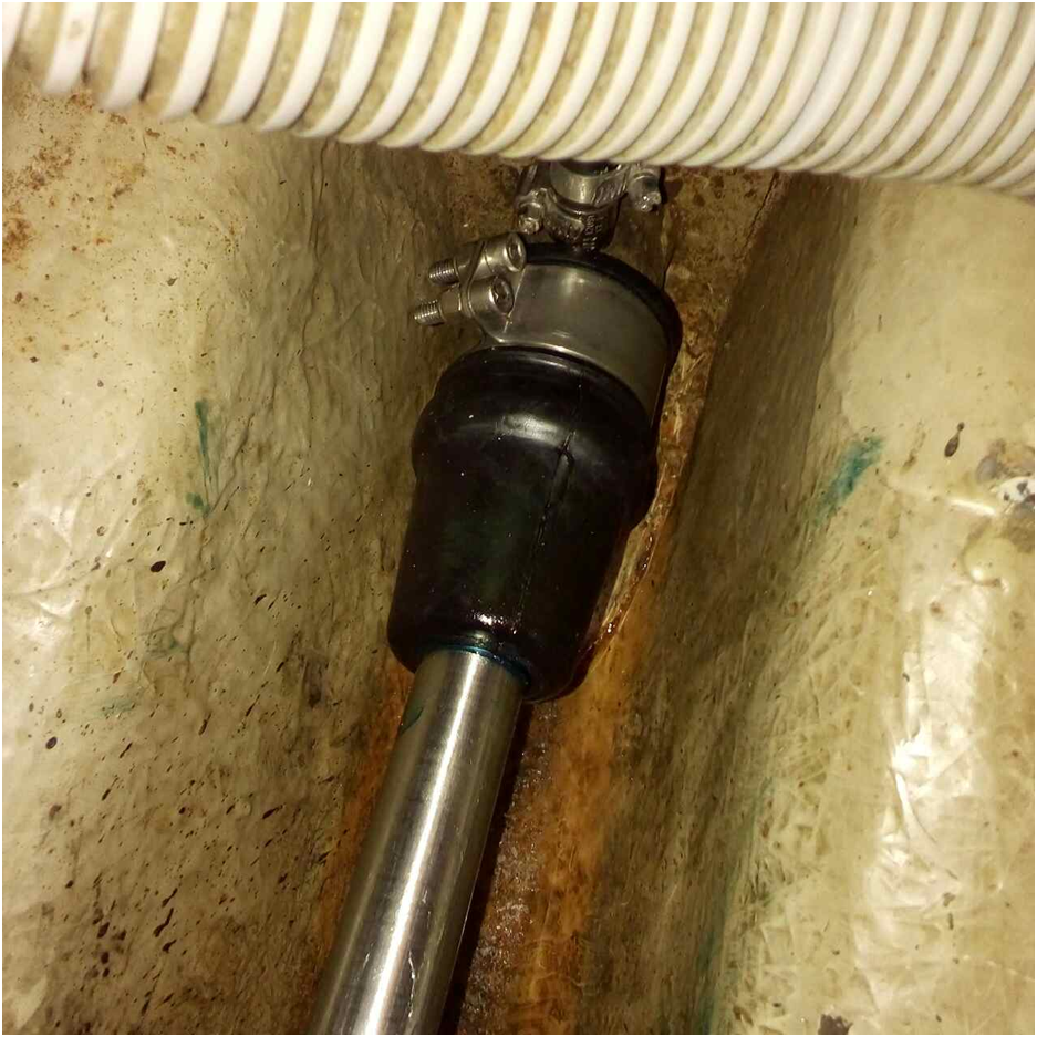 Рис. 2 Современный стандартный резиновый стаф-блок производства фирмы "Volvo" на входе гребного вала во внутреннее пространство яхты. Далее вал проходит к коробке передач двигателя, где стыкуется с вало-приводом.