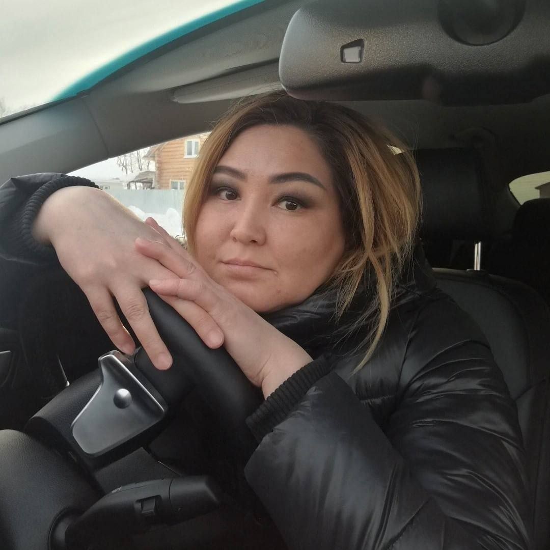 Башкирская домохозяйка: хранительница семейного очага
Башкирская домохозяйка традиционно занимает важное место в жизни семьи и общества. Её роль выходит далеко за рамки простого ведения домашнего хозяйства — она является хранительницей культуры, традиций и семейных ценностей.

Роль в семье
В башкирской семье женщина часто выступает как главный организатор домашнего уюта и благополучия. Она заботится о детях, поддерживает порядок в доме, готовит национальные блюда и передаёт молодому поколению традиции и обычаи. Домохозяйка — это не только хозяйка дома, но и советчица, поддержка для мужа и детей.

Традиции и культура
Башкирская культура богата своими обычаями, которые тесно связаны с семейной жизнью. Домохозяйка играет ключевую роль в сохранении этих традиций: от приготовления национальных блюд, таких как бишбармак или кумыс, до организации праздников и обрядов. Она учит детей уважению к родным, природе и истории своего народа.

Современный взгляд
В современном мире роль башкирской домохозяйки постепенно меняется. Многие женщины совмещают ведение домашнего хозяйства с работой или учёбой, активно участвуют в общественной жизни. Однако ценности заботы о семье и сохранения культурного наследия остаются важными для многих.

Если хотите, могу дополнить статью информацией о конкретных традициях или современных примерах.