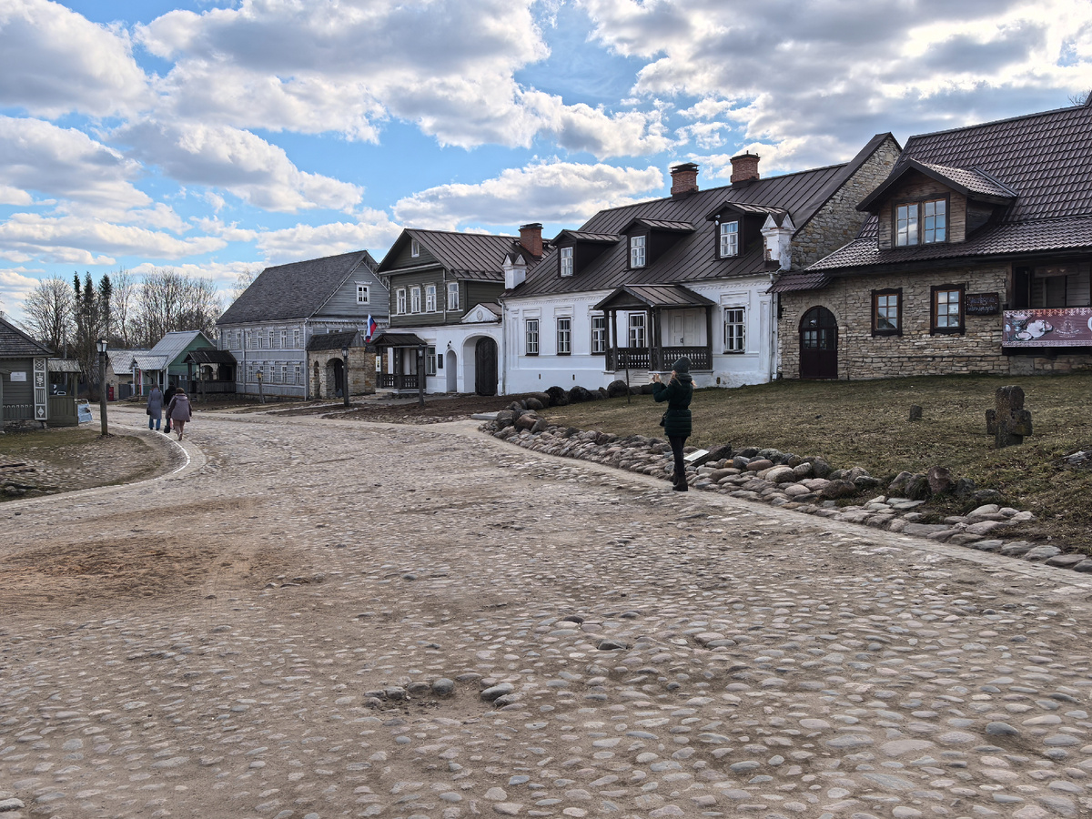 Изборские купеческие дома, мощенная булыжником дорога