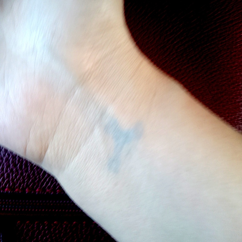 Видно синенький знак?