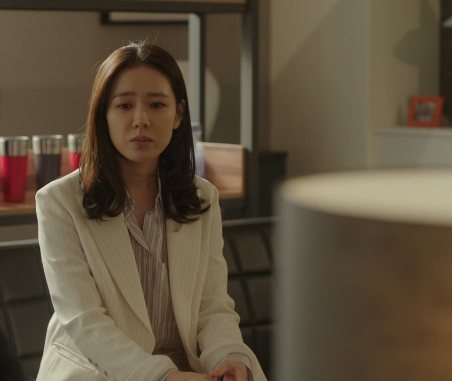 Героина "Красивая нуна, что приносит мне еду" в начале дорамы типичная "хорошая девочка". Но разве это делает ее счастливой? 