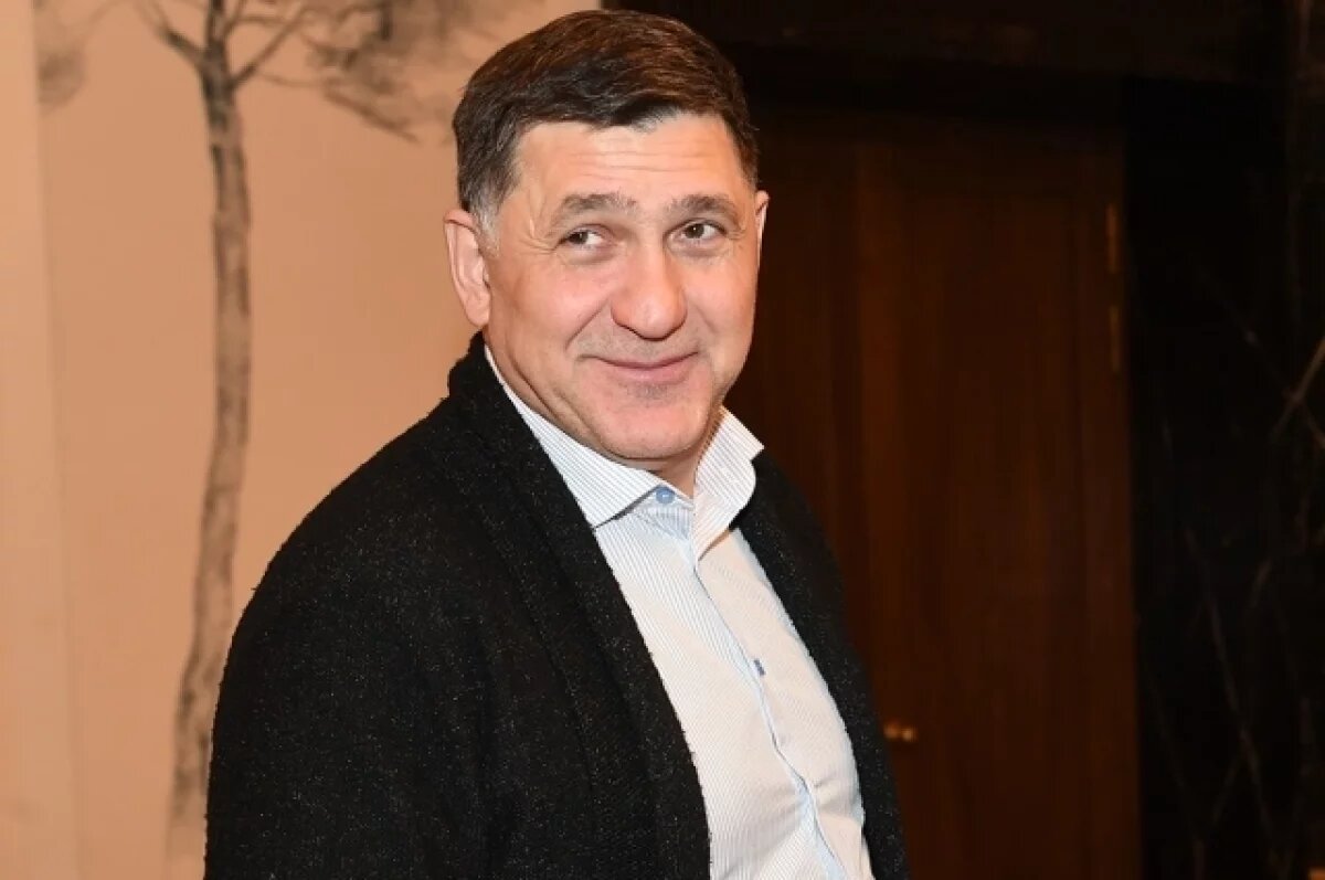    Актеру Сергей Пускепалис.