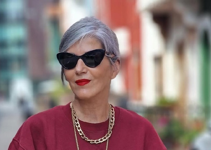 Даже с седыми волосами яркая помада смотрится прекрасно! Источник: Соцсети