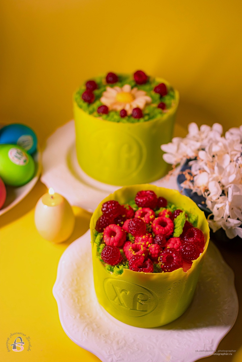 Праздничные творожные пасхи в шоколаде с желейными и шоколадными малинками и шоколадной ромашкой 😍🍓🌼

Снято: 21.04.2025 года
Автор: Анастасия Белякова